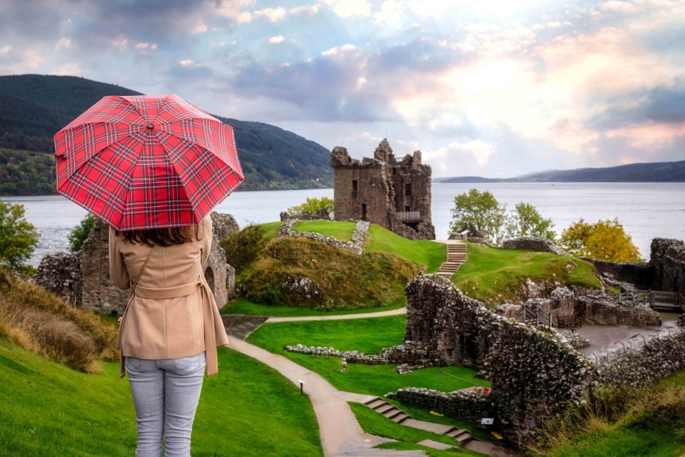 tourist-in-loch-ness-scotland_Urquhart-Castle